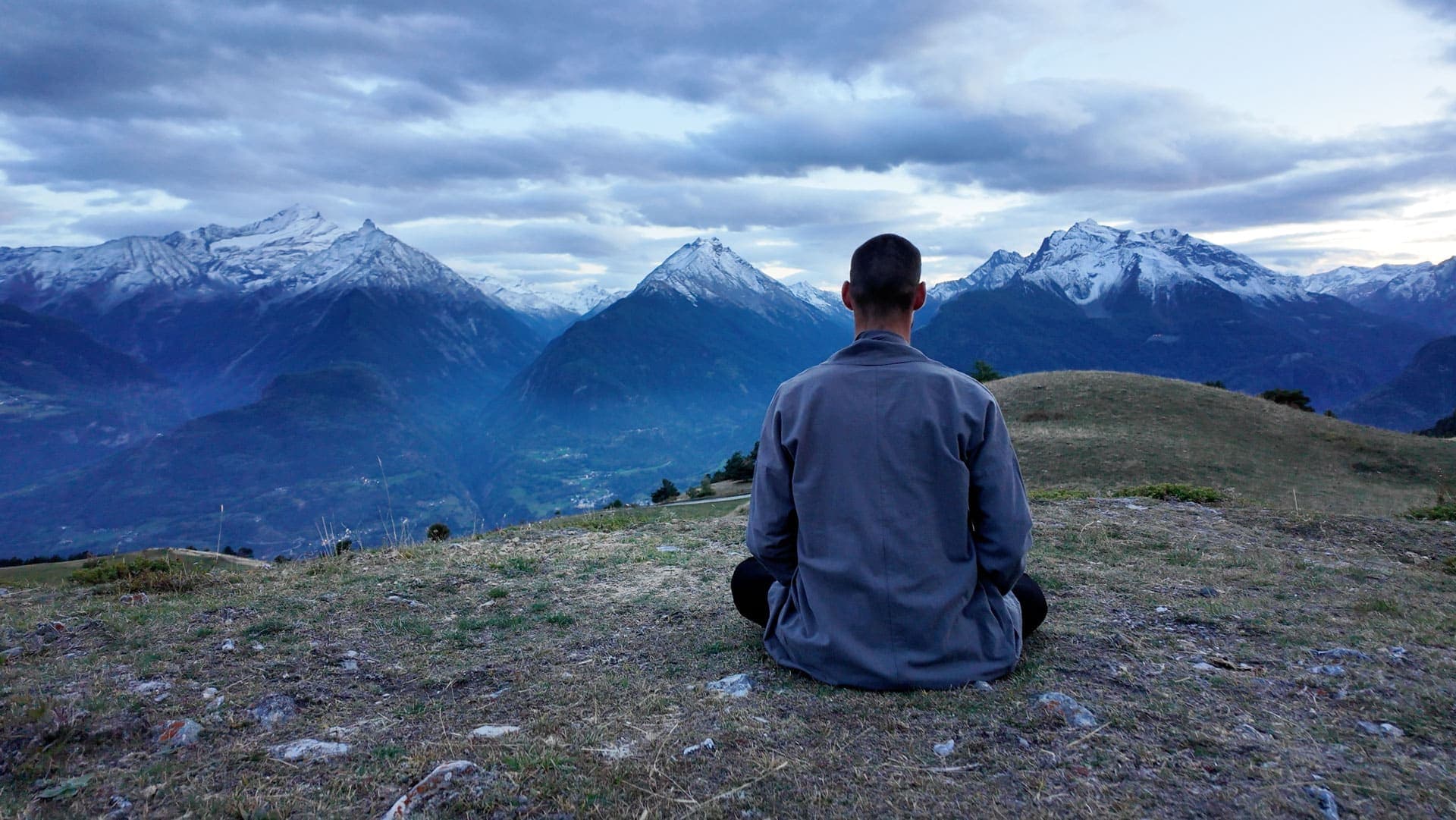 Dominik bei der Meditation